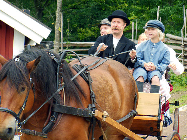 Emil till höger bredvid sin far Anton, Astrid Lindgrens Värld i Vimmerby, 2014, foto Albin Olsson, licens Creative Commons Attribution-Share Alike 3.0