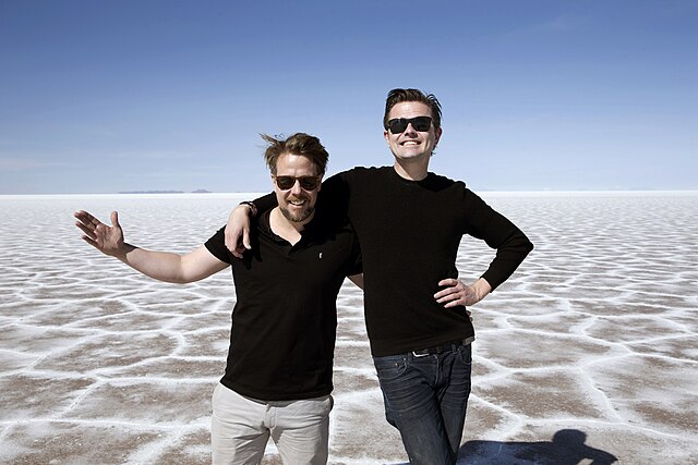 Filip Hammar och Fredrik Wikingsson i Bolivia 2015, foto Kanal 5, licens Creative Commons Attribution 3.0