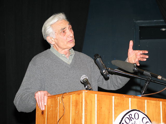 Howard Zinn 2004, foto Jared and Corin, licens Creative Commons Attribution-Share Alike 2.0