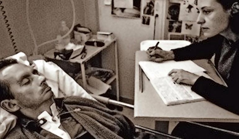 Jean-Dominique Bauby blinkar fram texten till Claude Mendibil 1996