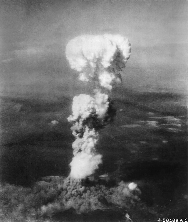 Kärnvapnets karakteristiska svampmoln över Hiroshima 6 aug 1945, foto George R. Caron
