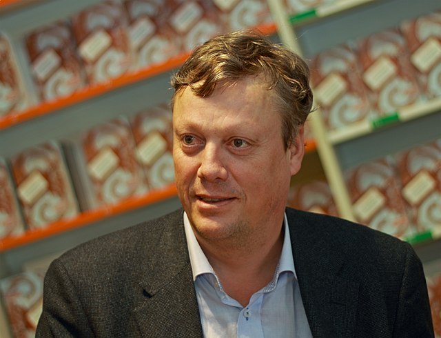Sammanfattning av Hundraåringen som klev ut genom fönstret och försvann av Jonas Jonasson